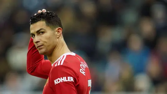 Um Cristiano Ronaldo ranken sich Wechselgerüchte. (Foto: Jon Super/AP/dpa)