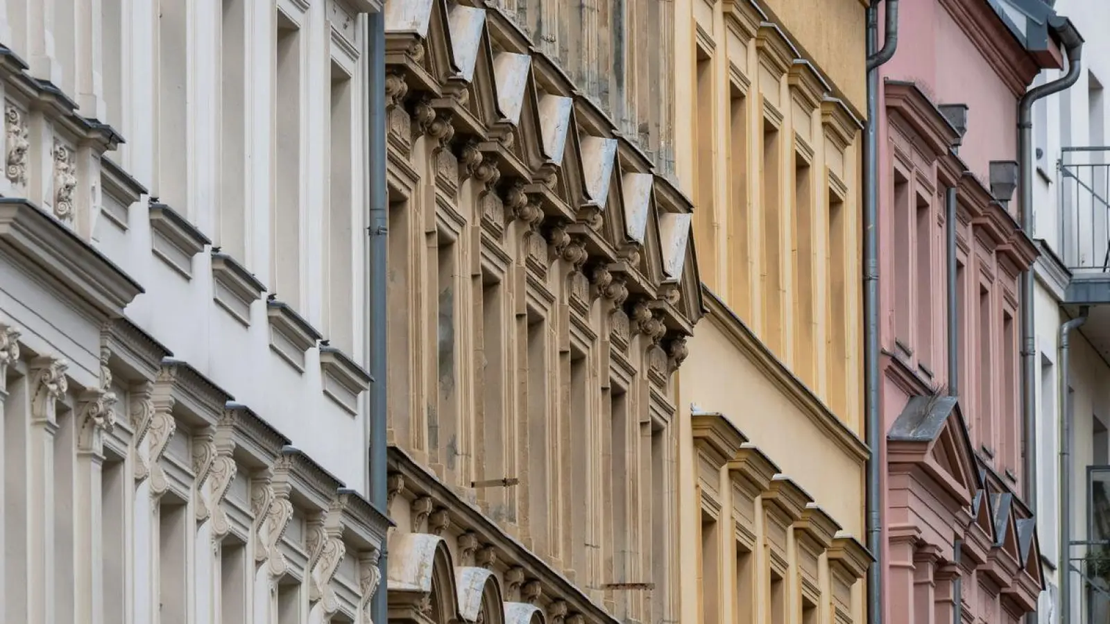 Blick auf sanierte Altbau-Fassaden in Berlin-Prenzlauer Berg. Die Mietpreisbremse in angespannten Wohnungsmärkten soll bis 2029 verlängert werden. (Foto: Monika Skolimowska/dpa)