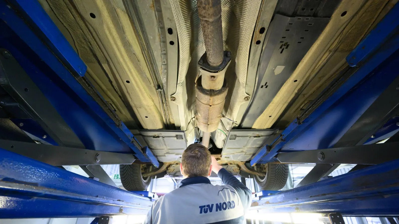 Die meisten Menschen haben mit dem TÜV vor allem bei der Hauptuntersuchung von Fahrzeugen zu tun. (Archivbild) (Foto: Julian Stratenschulte/dpa)