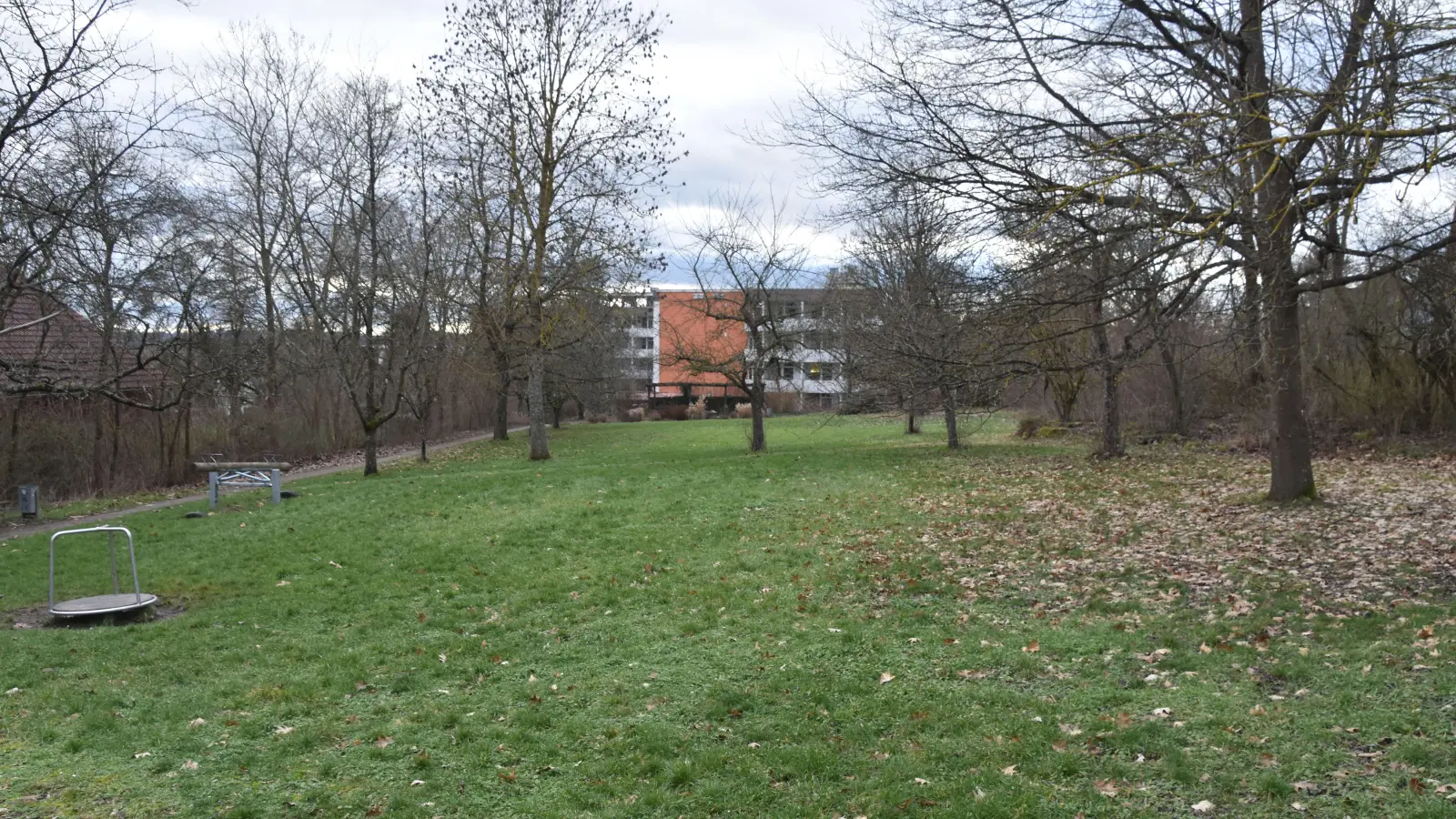 Die Grünanlage beim Caritas-Seniorenzentrums Sankt Maximilian Kolbe (im Hintergrund) sollte einer Wohnanlage weichen. Doch die Planung bleibt vorerst in der Schublade. Foto: Andreas Reum