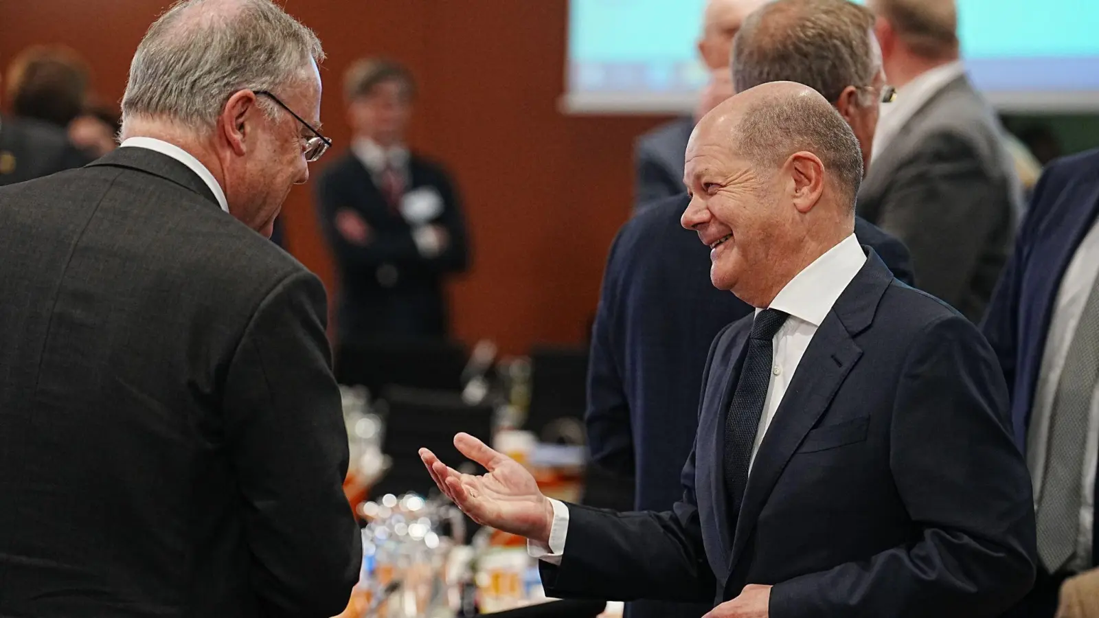 Bundeskanzler Olaf Scholz (SPD) spricht mit Niedersachsens Ministerpräsident Stephan Weil (l, SPD). (Foto: Kay Nietfeld/dpa)
