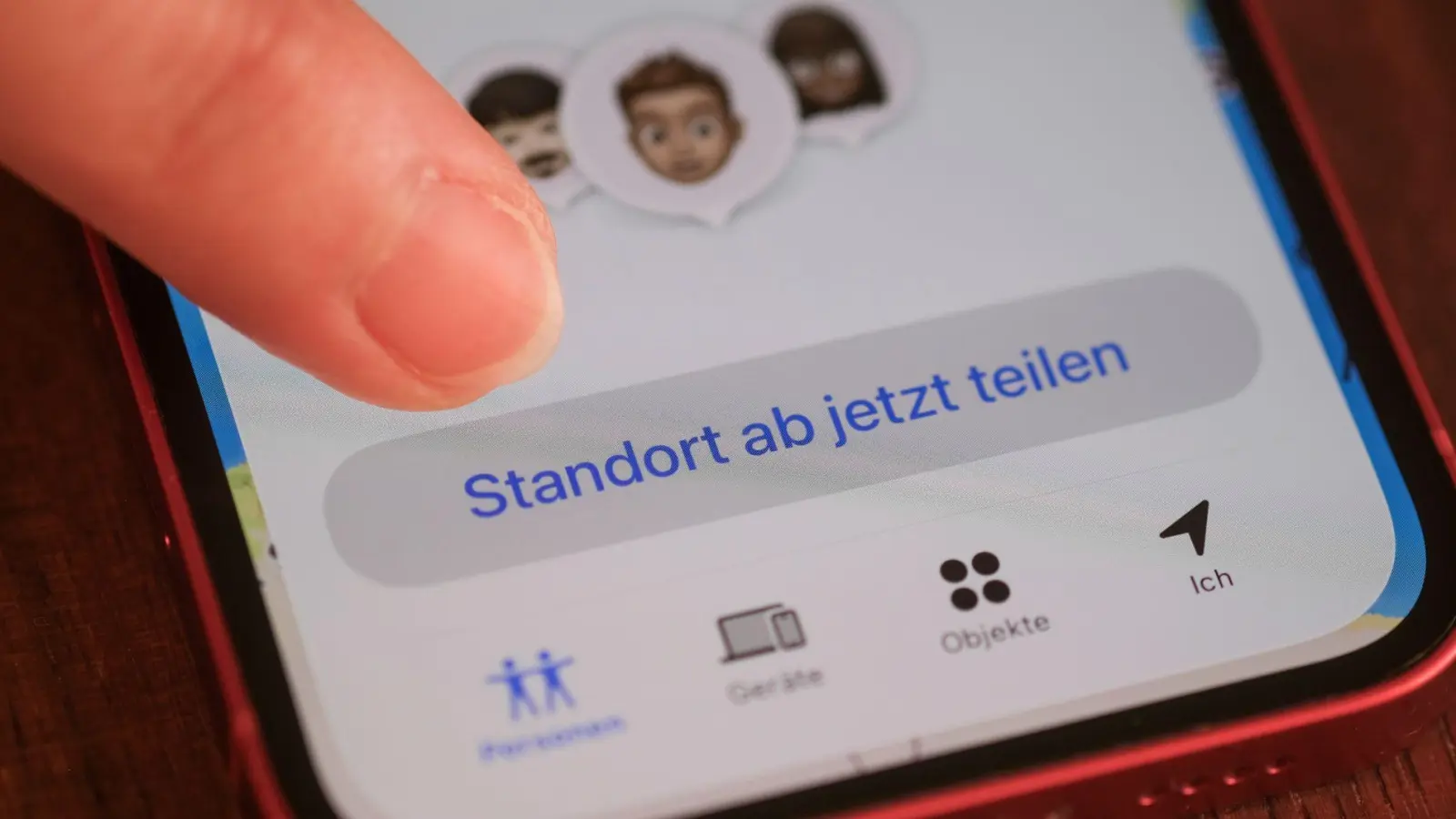 Was passiert, wenn Menschen sagen, dass sie ihren Live-Standort nicht teilen wollen? Sind die anderen dann misstrauisch oder beleidigt? (Symbolbild) (Foto: Jens Kalaene/dpa)
