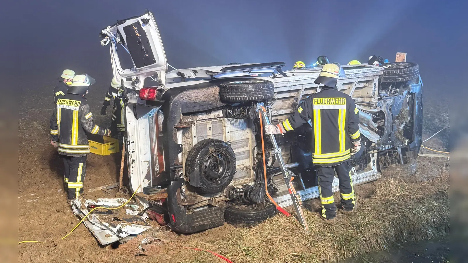 Der Kastenwagen kam neben der Straße seitlich zum Liegen. Der Fahrer musste befreit werden. (Foto: Feuerwehr Rothenburg/Christian Huprich)