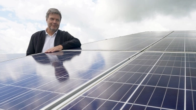 Wirtschaftsminister Robert Habeck steht zwischen Solarmodulen während seines Besuchs im Solarpark Klein Rheide. (Foto: Marcus Brandt/dpa)