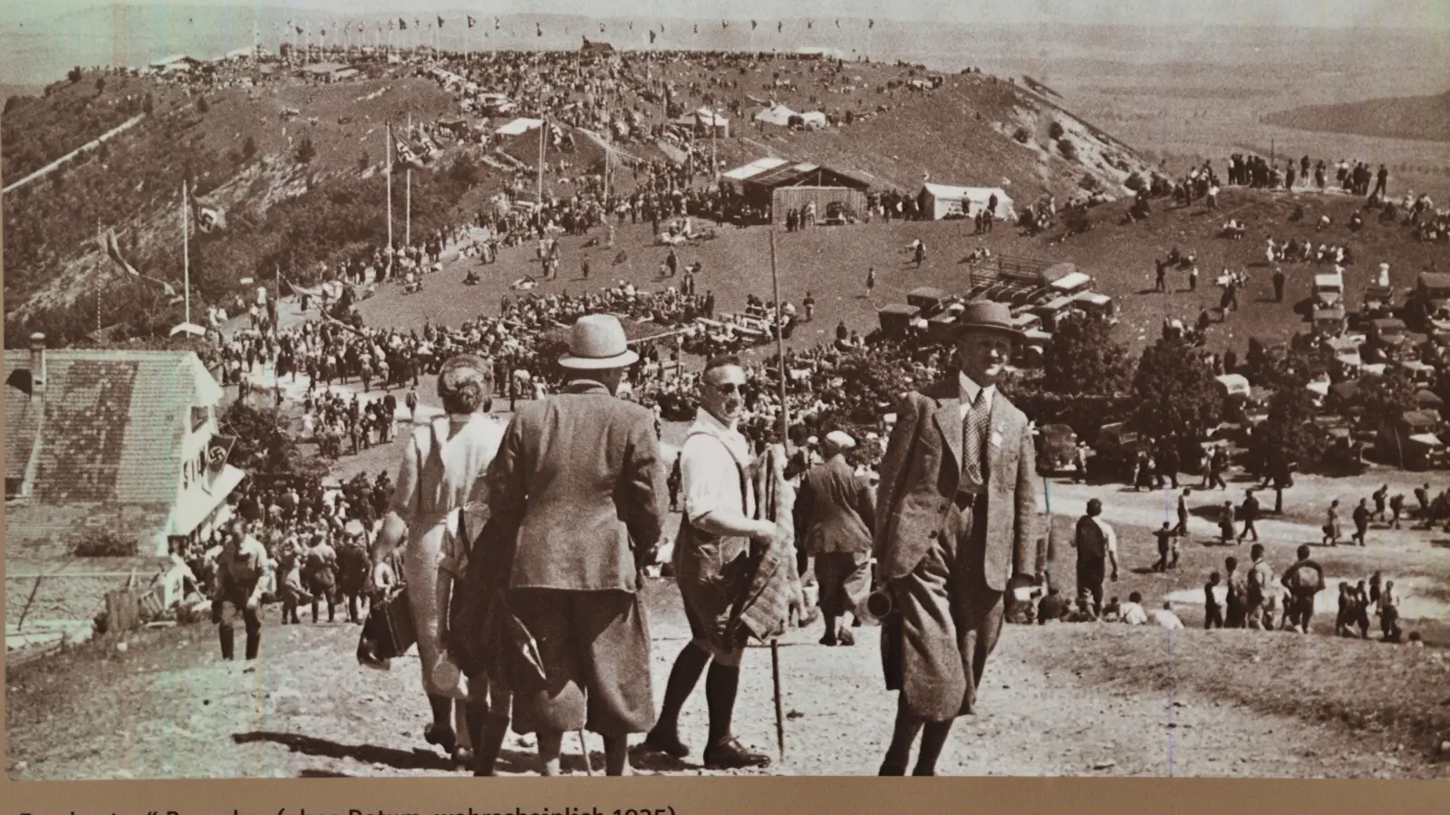 Der Hesselberg zur Zeit der „NS-Frankentage“: Über die Dimension dieser Massenveranstaltungen informierten sich jetzt Studierende der Friedrich-Alexander-Universität Erlangen-Nürnberg. (Archiv-Foto: Hagen Gerullis)