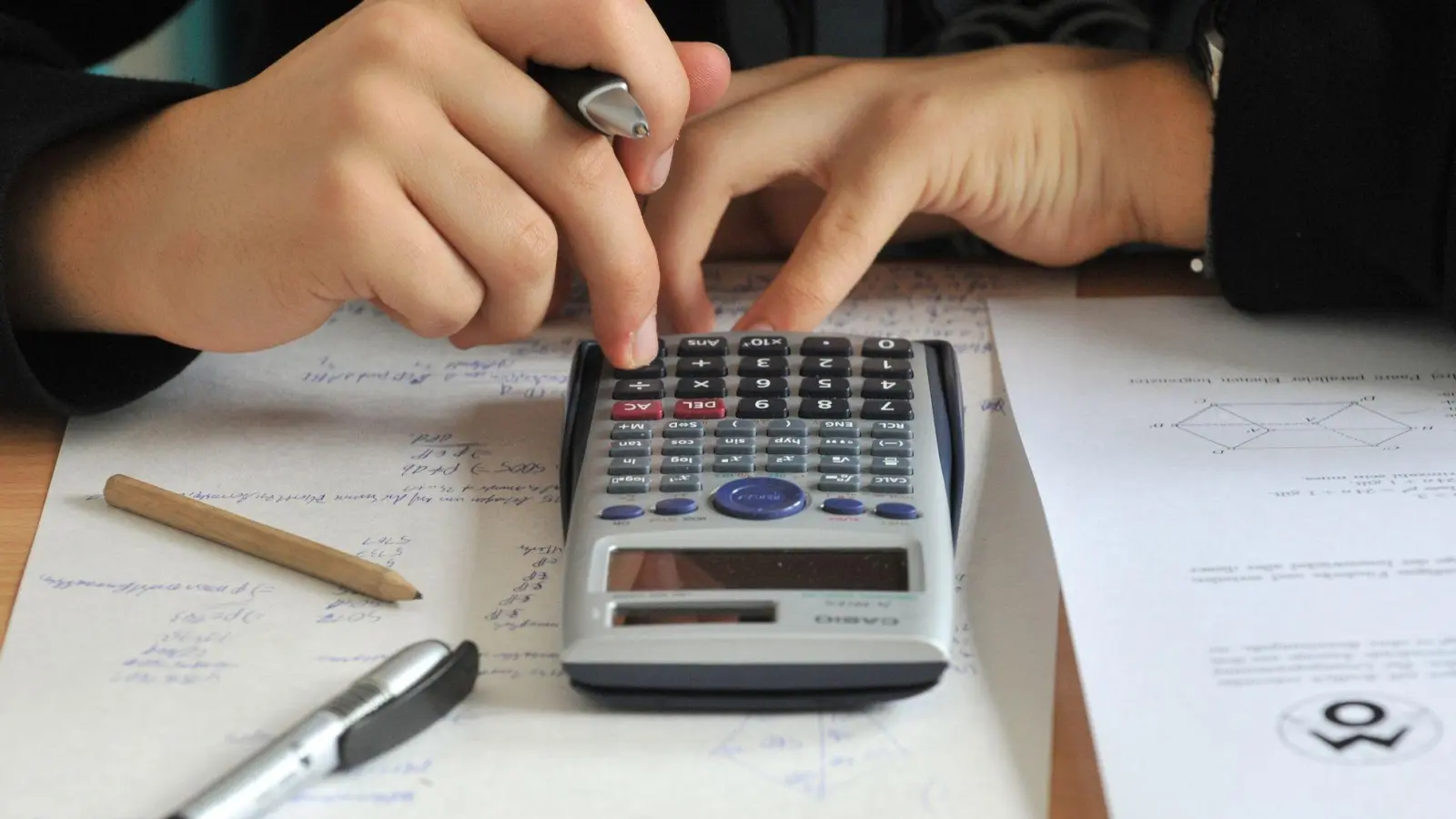 Besser als im Schnitt, aber nicht bundesweite Spitze: die Leistungen von Bayerns Neuntklässlern. (Symbolbild) (Foto: Hendrik Schmidt/dpa)