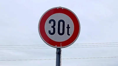 Unbekannte haben das Schild mit der Begrenzung auf sechs Tonnen abmontiert und durch eines mit 30 Tonnen ersetzt. (Foto: Jürgen Meyer)