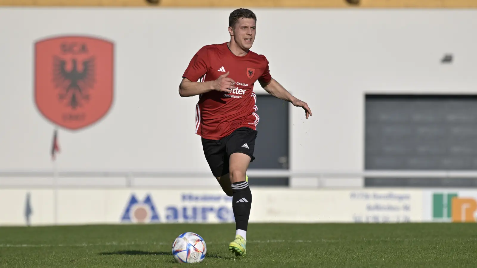 Daniel Holzmann (hier in einem anderen Spiel) brachte Aufkirchen mit einem Fernschuss in Führung. (Foto: Martin Rügner)
