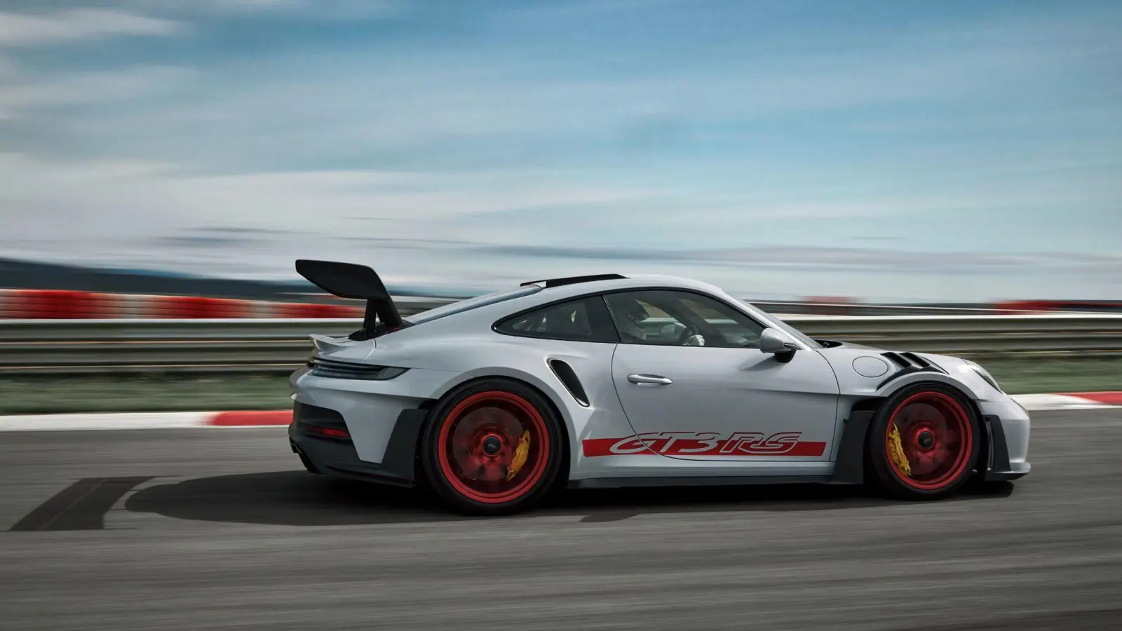 Für die Rennstrecke gemacht: Der neue Porsche 911 GT3 RS erreicht durch aktive Elemente an der Front und den großen Heckflügel einen dreimal größeren Anpressdruck als das GT3-Grundmodell. (Foto: Porsche AG/dpa-tmn)