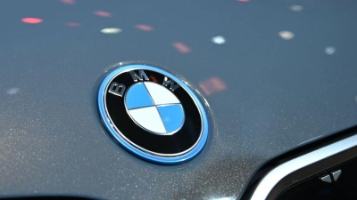 Deutlich übertrieben hat es ein junger BMW-Fahrer mit seinem hochmotorisierten Wagen. Eine Zivilstreife der Polizei zog den Raser aus dem Verkehr. (Symbolbild: Johannes Neudecker/dpa)