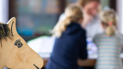 Eltern stehen bei plötzlichem Stromausfall vor Betreuungsproblemen: Nicht jedes Kind kann unbeaufsichtigt bleiben. (Foto: Guido Kirchner/dpa/dpa-tmn)