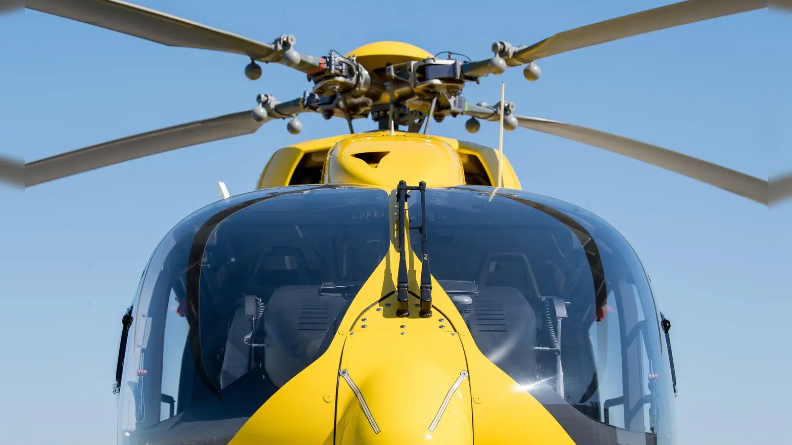 Ein Rettungshubschrauber flog den Mann mit schweren Verletzungen ins Krankenhaus. (Symbolbild) (Foto: Fabian Sommer/dpa)
