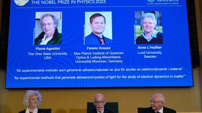 Der Nobelpreis für Physik geht an Pierre Agostini (Monitor,l-r), Ferenc Krausz und Anne L&#39;Huillier für die Beobachtung von Elektronen in Atomen in winzigen Sekundenbruchteilen. (Foto: Anders Wiklund/TT News Agency/AP/dpa)
