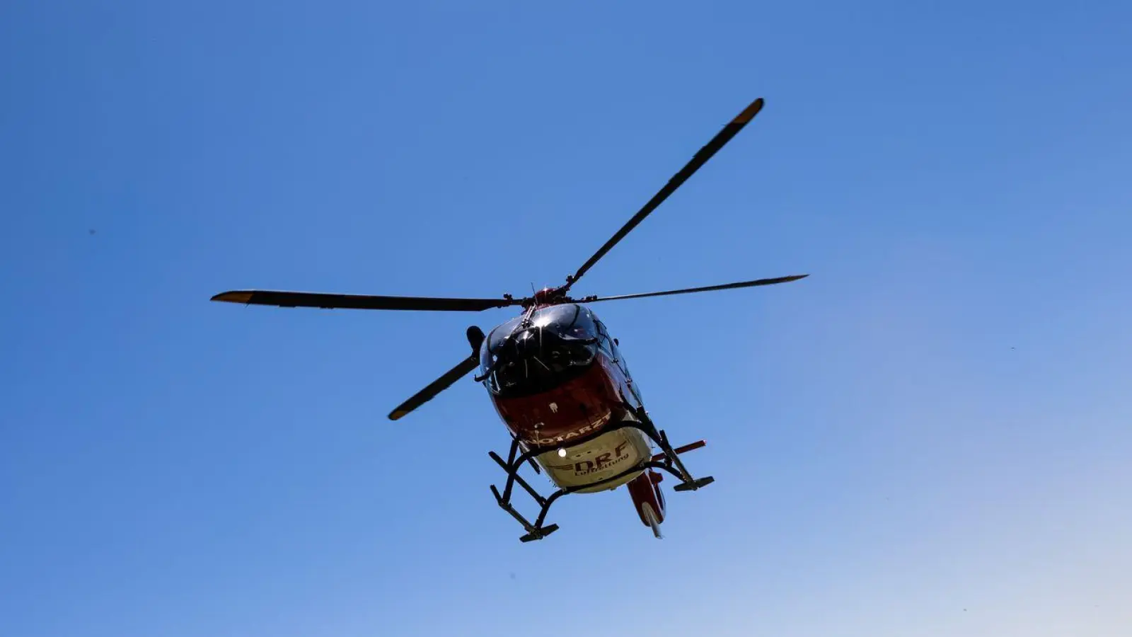 Der Mann kam schwer verletzt mit einem Rettungshubschrauber in ein Krankenhaus. (Symbolbild) (Foto: Philipp von Ditfurth/dpa)