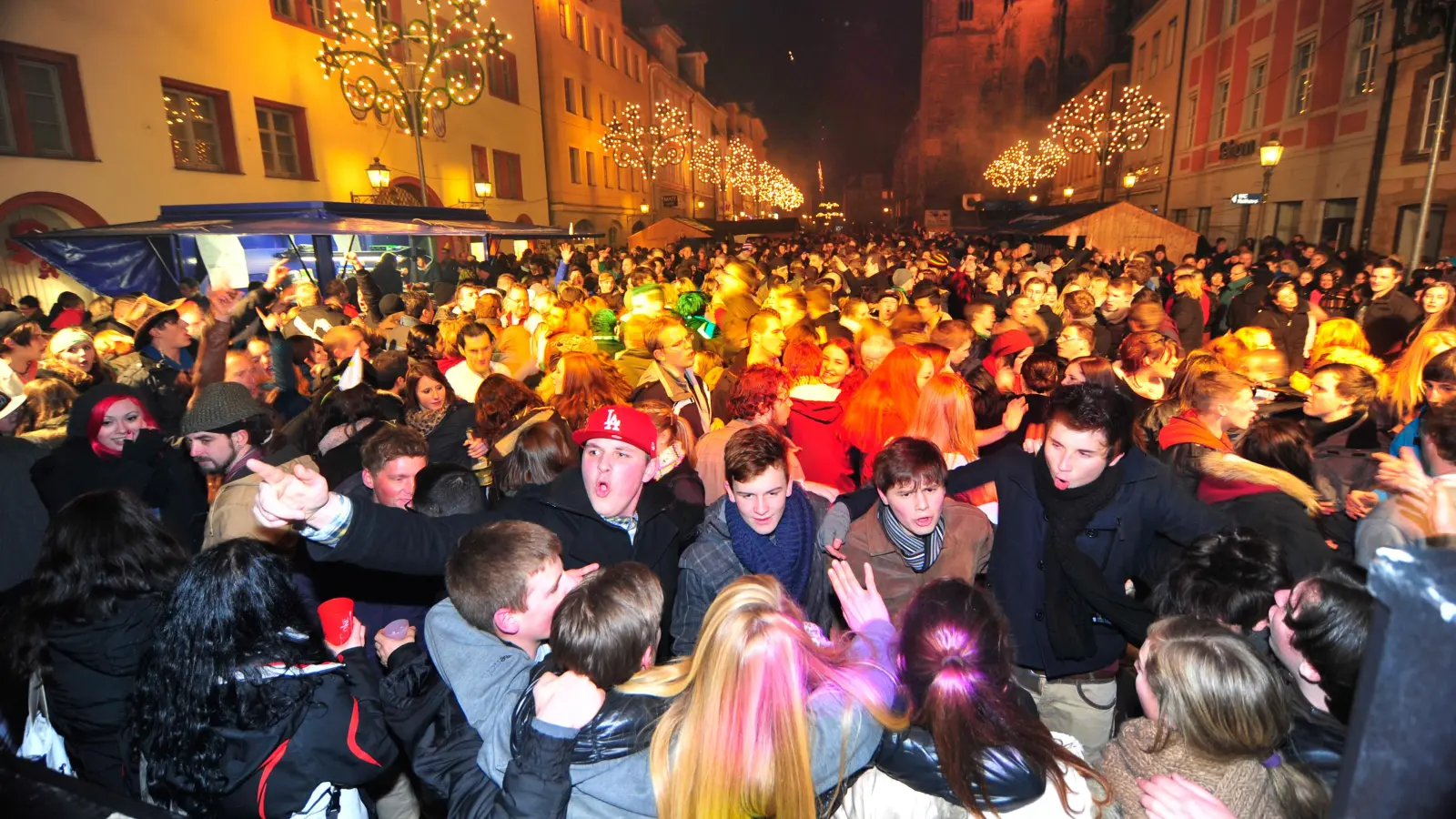 So sah es in den Jahren vor 2016 bei der zentralen Ansbacher Silvesterparty aus: Rund 5000 Gäste aller Altersklassen fanden sich zum Feiern am Martin-Luther-Platz ein. (Archivbild: Jim Albright)