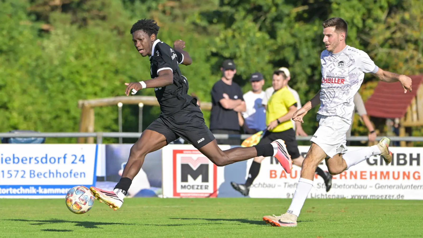 Nach dem 3:0-Sieg am vergangenen Wochenende ist der FC/DJK Burgoberbach (links Amed Kone) der SG TSV/DJK Herrieden (Andre Vogelhuber) auch in der Tabelle entlaufen. Am Sonntag müssen die Burgoberbacher zum nächsten Derby nach Arberg, Herrieden empfängt zu Hause den FC Ezelsdorf. (Foto: Martin Rügner)
