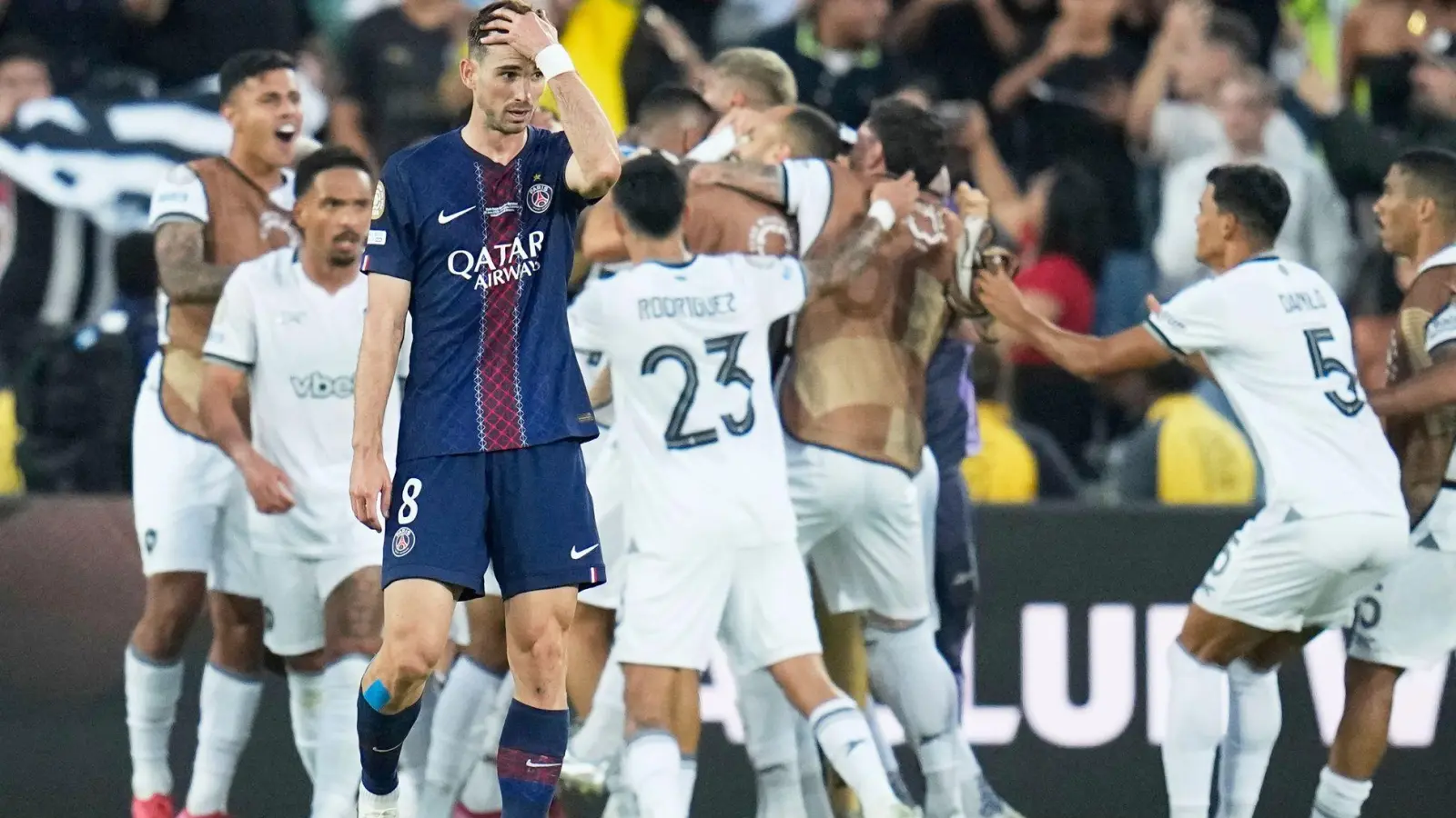 Paris Saint-Germain, hier mit Fabián Ruiz, verlor sensationell mit 0:1 gegen den brasilianischen Vertreter Botafogo. (Foto: Gregory Bull/AP/dpa)