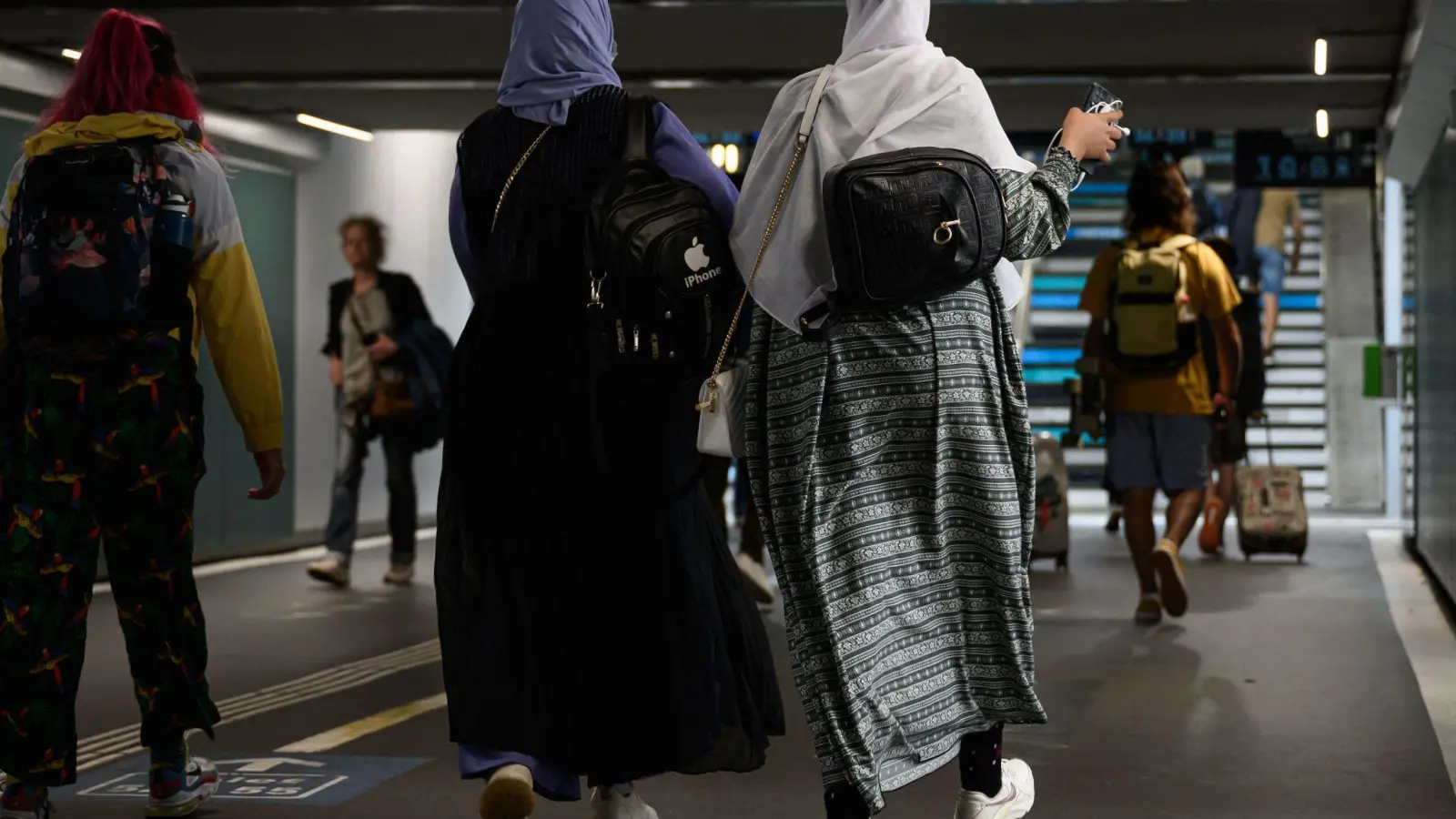 Ist ab Montag in französischen Schulen verboten: Abayas für Frauen, Qamis für Männer. (Foto: Loic Venance/AFP/dpa)