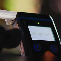 Ein Atemalkoholtest ergab laut Polizei, dass die Frau offenbar ziemlich betrunken war. (Symbolbild: Heiko Becker/dpa)