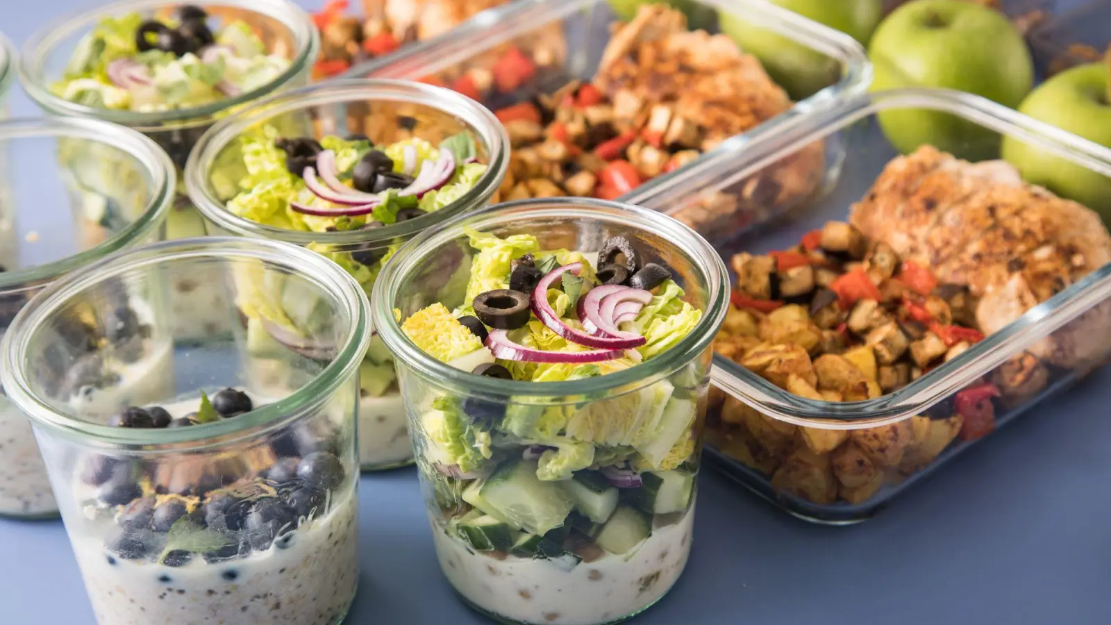 Das Hauptgericht kommt ganz zum Schluss: Um eine Kreuzkontamination mit Keimen zu verhindern, werden beim Meal Prep zuerst Salate und Dessert vorbereitet. (Foto: Christin Klose/dpa-tmn)