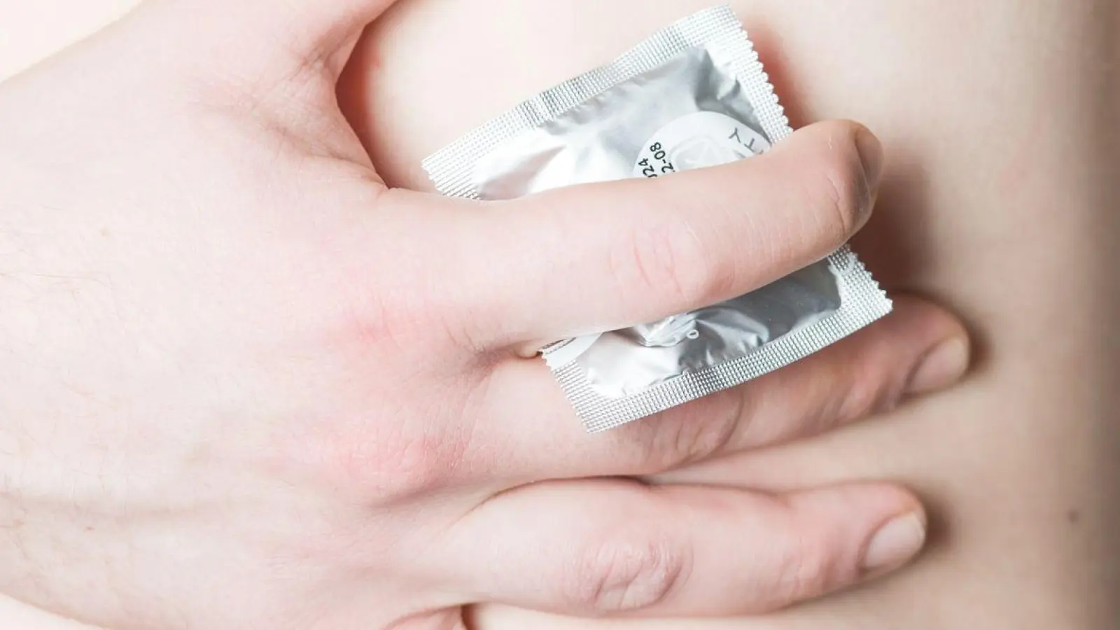 Ob&#39;s passt? Beim Kondomkauf kommt es auf die Größe an - und zwar nicht auf die Länge, sondern auf die Breite des Gummis. Diese Angabe findet man auf der Packung. (Foto: Christophe Gateau/dpa/dpa-tmn)
