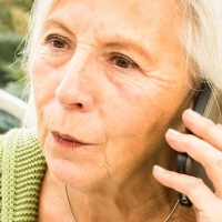 Ruhe bewahren und skeptisch bleiben. Wenn am Telefon die Rentenversicherung zu Zahlungen auffordert, stecken da Betrüger dahinter.  (Foto: Christin Klose/dpa Themendienst/dpa-tmn)