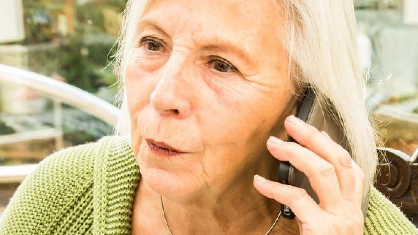 Ruhe bewahren und skeptisch bleiben. Wenn am Telefon die Rentenversicherung zu Zahlungen auffordert, stecken da Betrüger dahinter.  (Foto: Christin Klose/dpa Themendienst/dpa-tmn)