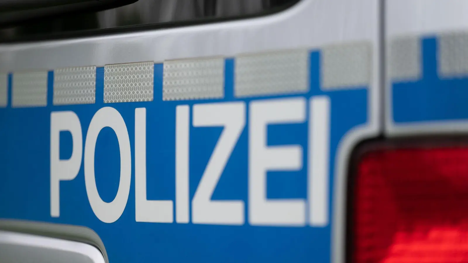 Kettenreaktion nach Niesanfall: Drei Fahrzeuge werden bei dem Unfall zerstört. (Symbolbild) (Foto: Marijan Murat/dpa)