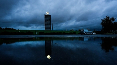 Bis zu 50.000 Jobs könnten bei VW bedroht sein. (Archivbild) (Foto: Julian Stratenschulte/dpa)