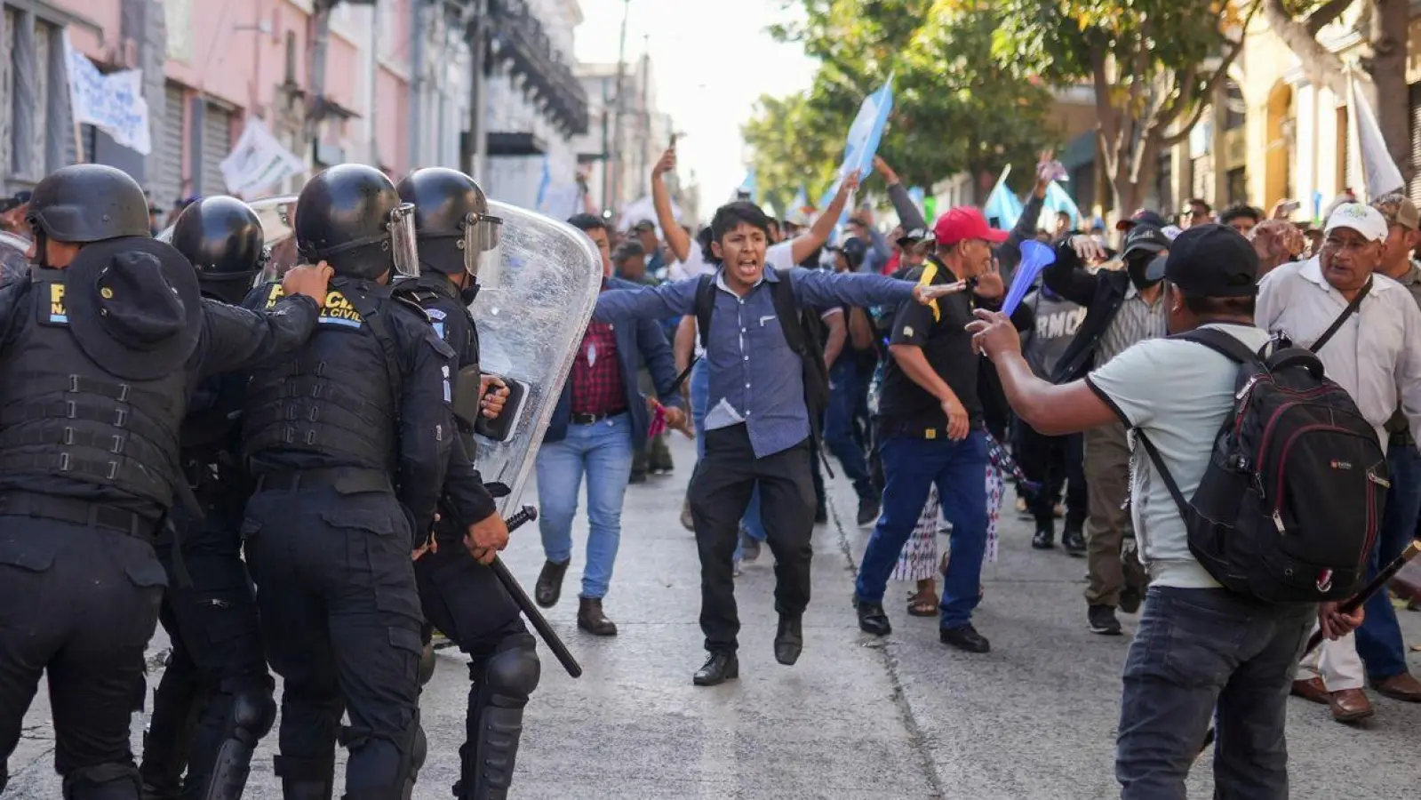Die Polizei versucht, Anhänger des gewählten guatemaltekischen Präsidenten Arévalo zurückzuhalten, die vor dem Kongress in Guatemala-Stadt gegen eine Verzögerung des Beginns der Legislaturperiode protestieren. (Foto: Santiago Billy/AP)