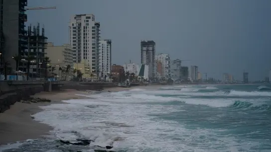 Erst vor kurzem erreichte der Hurrikan „Orlene“ Mexiko, jetzt soll schon der nächste Sturm folgen. (Foto: Fernando Llano/AP/dpa)