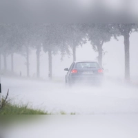 Falsche Beleuchtung oder zu schnelles Fahren bei schlechter Sicht können nicht nur gefährlich sein, sondern auch teuer werden. (Foto: Julian Stratenschulte/dpa)