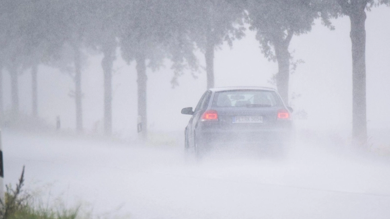Falsche Beleuchtung oder zu schnelles Fahren bei schlechter Sicht können nicht nur gefährlich sein, sondern auch teuer werden. (Foto: Julian Stratenschulte/dpa)