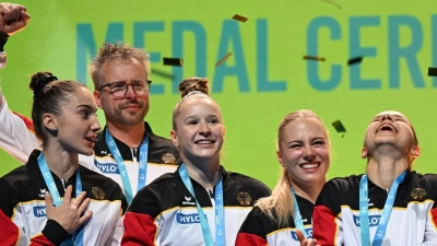 Bundestrainer Gerben Wiersma jubelt mit seinen Turnerinnen über EM-Silber. (Foto: Marijan Murat/dpa)