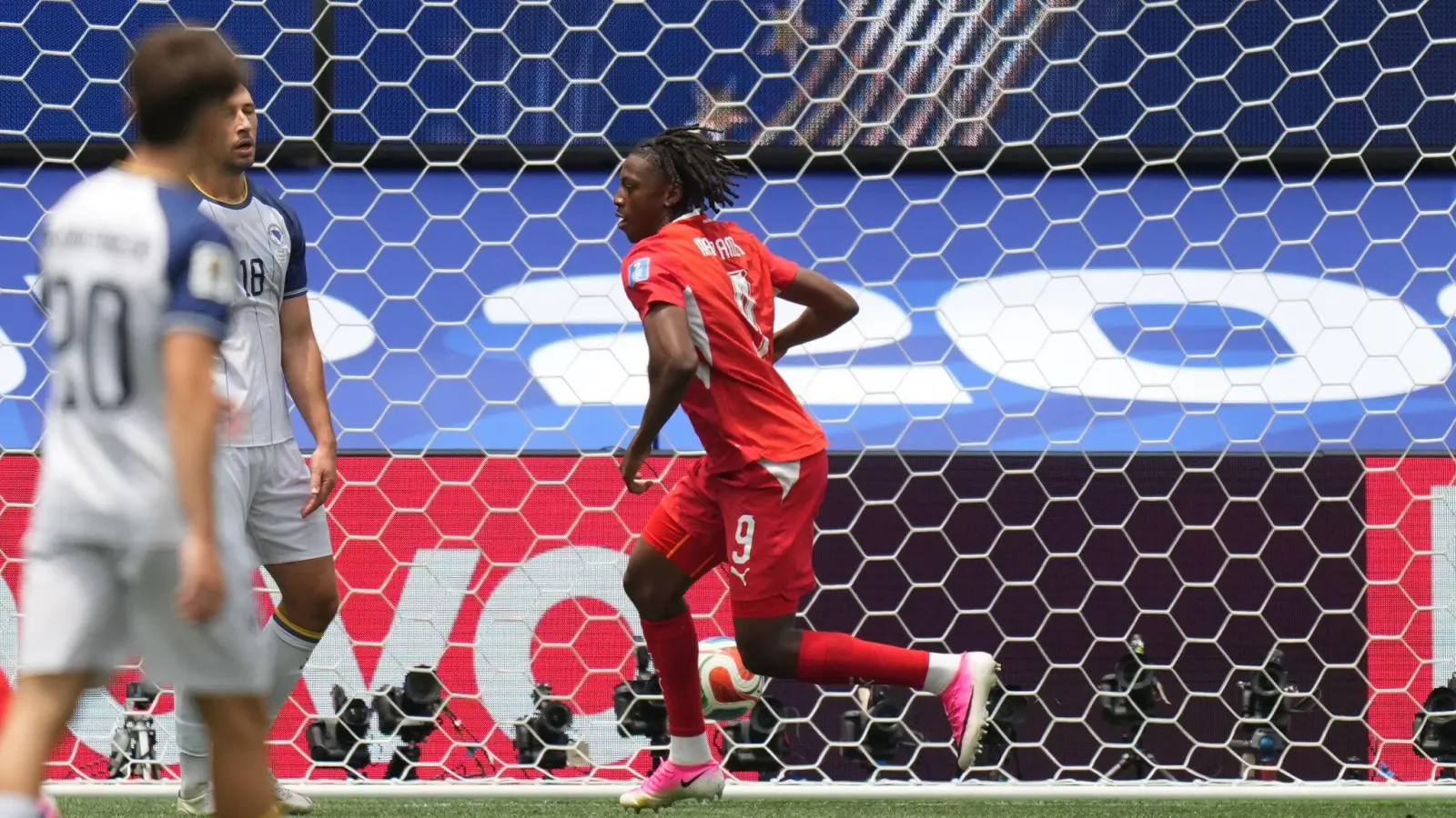 Manzambi erlöste die Schweiz mit dem 1:0 und traf dann auch noch zum 3:0. (Foto: Andre Penner/AP/dpa)