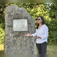 Die Historikerin Andrea Erkenbrecher nimmt Menschen mit zu historisch bedeutsamen Orten am Hesselberg. Hier erklärt sie, wie ein Gedenkstein für die Vertriebenen, die in der Gemeinde Gerolfingen aufgenommen wurden, im Kontext mit der NS-Vergangenheit des Berges steht. (Foto: Martina Haas)