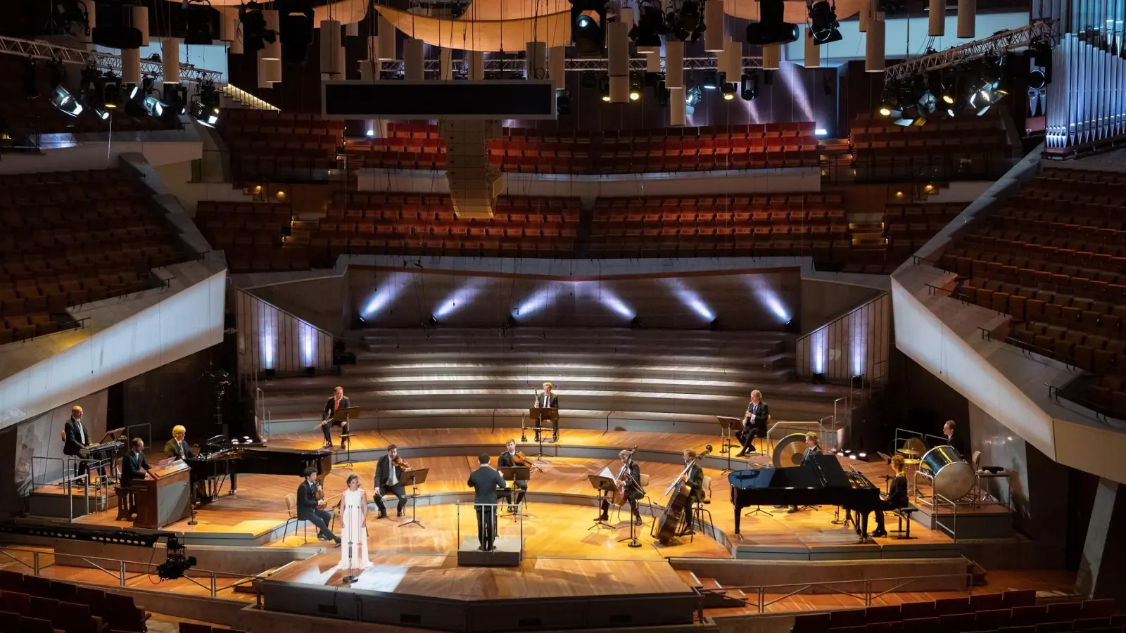 Sang die Sopranpartie in Gustav Mahlers vierter Symphonie: Christiane Karg beim Geisterkonzert der Berliner Philharmoniker am 1. Mai 2020 (Foto: Monika Rittershaus)