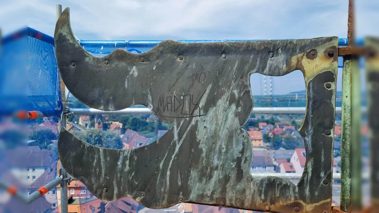 Die Wetterfahne des Würzburger Torturms in Uffenheim liegt in 35 Metern Höhe, trotzdem ist sie vor Schmierereien nicht gefeit. (Foto: Jürgen Hofmann)