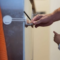 Kleine Sicherung, große Wirkung: Kindersicherungen und kippsichere Möbel sind einfache, effektive Maßnahmen. (Foto: Franziska Gabbert/dpa-tmn)