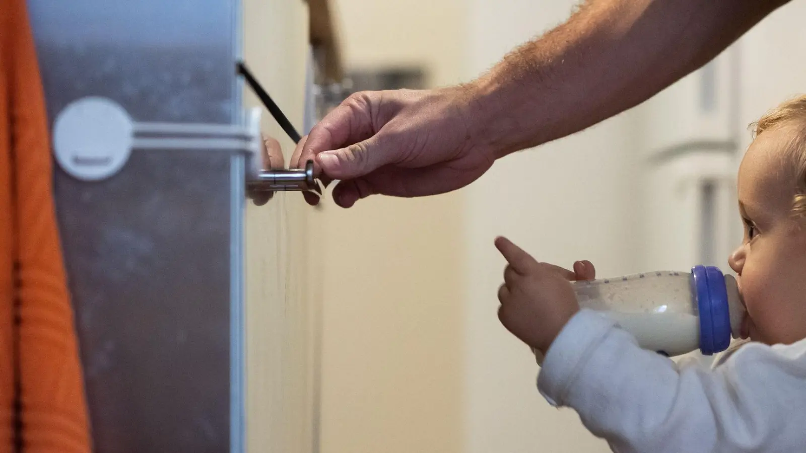 Kleine Sicherung, große Wirkung: Kindersicherungen und kippsichere Möbel sind einfache, effektive Maßnahmen. (Foto: Franziska Gabbert/dpa-tmn)