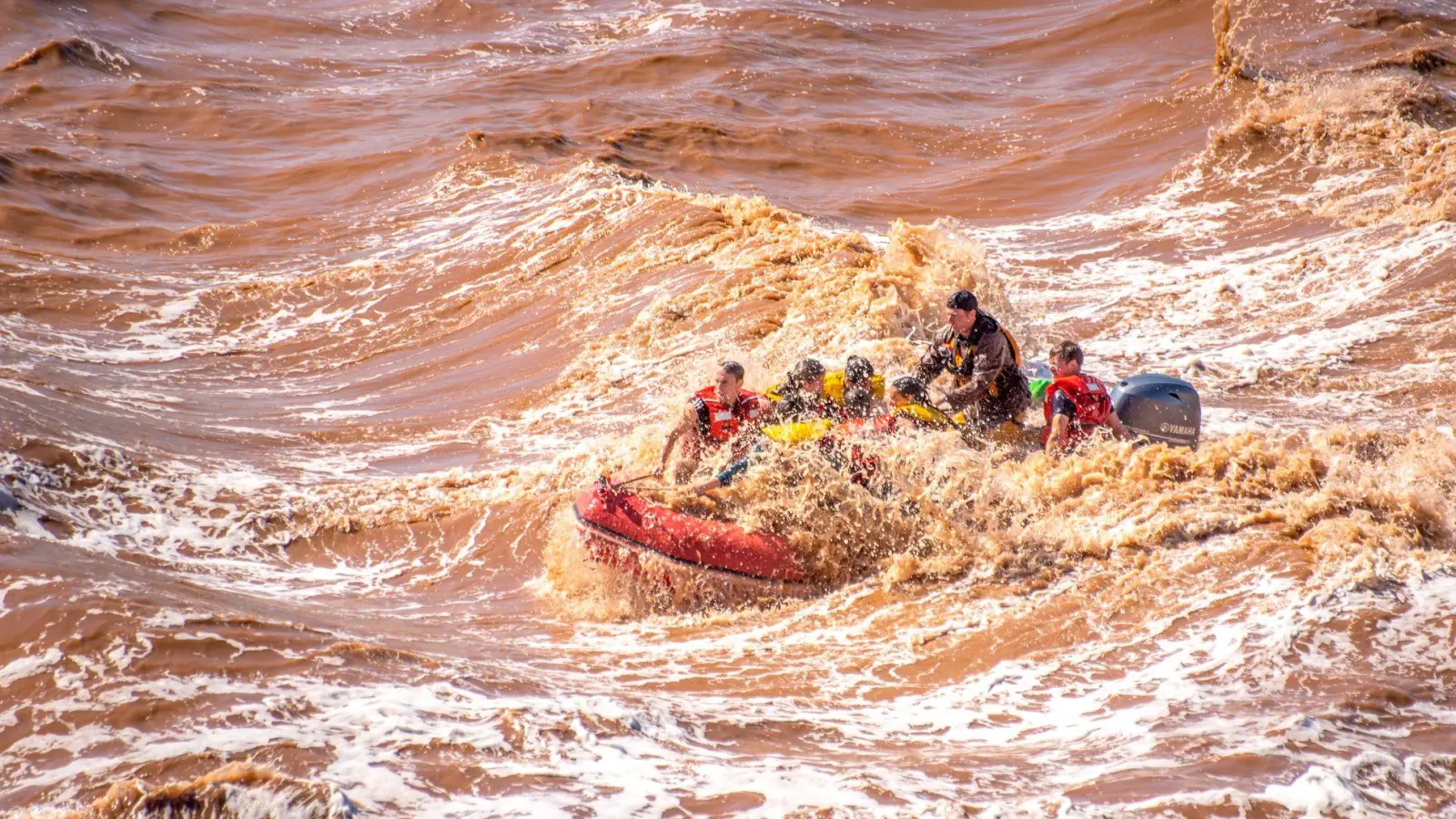 Nasse Kleidung, kreischende Passagiere – nur der Guide bleibt gelassen: „Don’t worry!“ (Foto: Patrick Rojo/Tourism Nova Scotia/dpa-tmn)