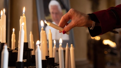 Menschen in aller Welt trauern um den verstorbenen Papst Benedikt XVI. (Foto: Friso Gentsch/dpa)