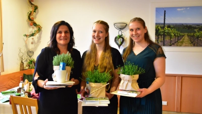 Als beste Studierende wurde Annika Mößner aus Poppenbach (Mitte) ausgezeichnet. Zweitbeste wurden mit jeweils der Note 1,2 Regina Hofmann (links) und Anne Schürmer (rechts). (Foto: Fritz Arnold)