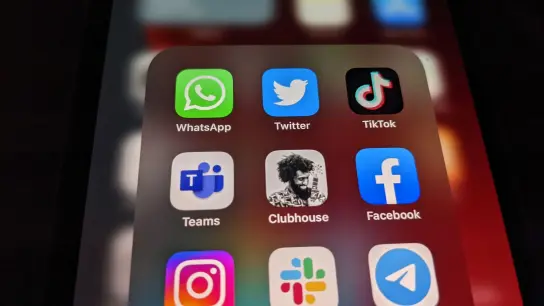 Die Logos der Social-Media-Plattformen und Messenger-Dienste WhatsApp (l-r), Twitter, TikTok, Microsoft Teams, Clubhouse, Facebook, Instagram, Slack und Telegramm sind auf einem Smartphone zu sehen. (Foto: Christoph Dernbach/dpa)