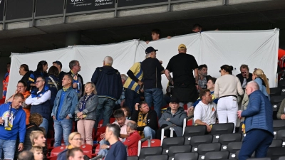 Ein Zuschauer ist nach einem Notfall bei der Zweitliga-Partie zwischen Eintracht Braunschweig und Dynamo Dresden gestorben. (Foto: Swen Pförtner/dpa)