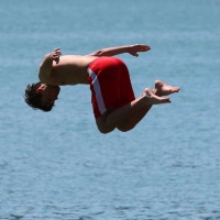 Richtiges Badewetter wird in Bayern nicht erwartet - ein Sprung ins Wasser ist aber trotzdem möglich. (Archivbild) (Foto: Karl-Josef Hildenbrand/dpa)