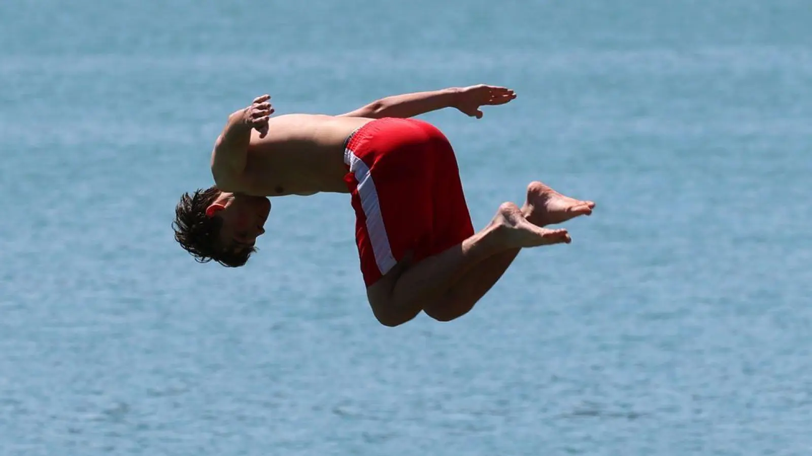 Richtiges Badewetter wird in Bayern nicht erwartet - ein Sprung ins Wasser ist aber trotzdem möglich. (Archivbild) (Foto: Karl-Josef Hildenbrand/dpa)