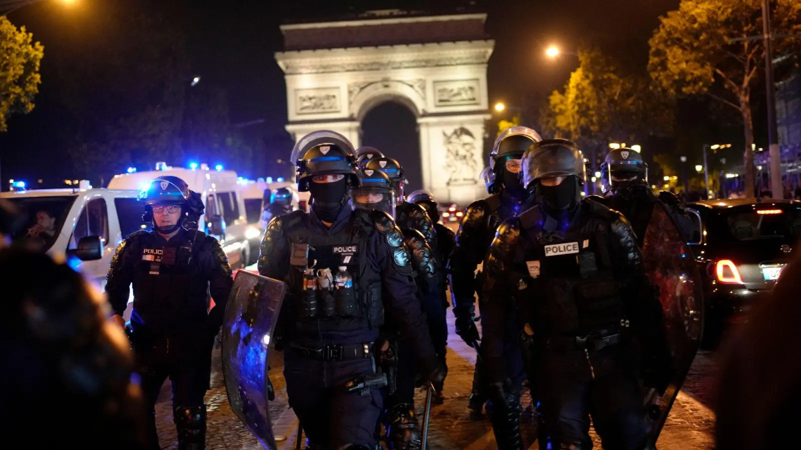 Polizisten patrouillieren vor dem Arc de Triomphe auf den Champs Élysées. (Foto: Christophe Ena/AP)