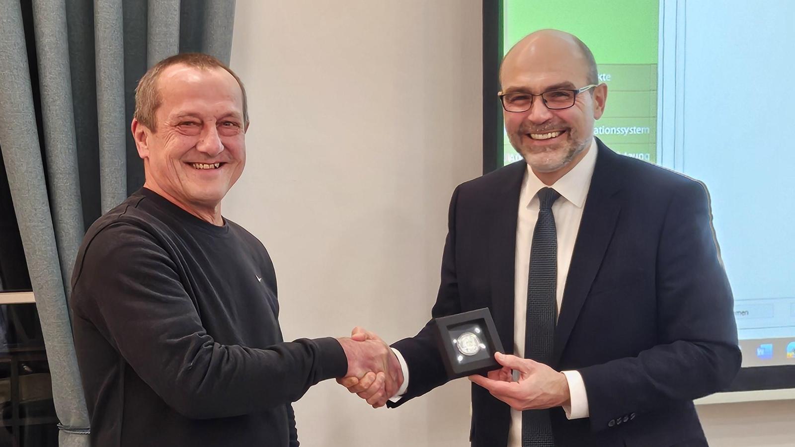 Verdienstmedaille der Stadt Leutershausen für Gerhard Schöller und Johann ...