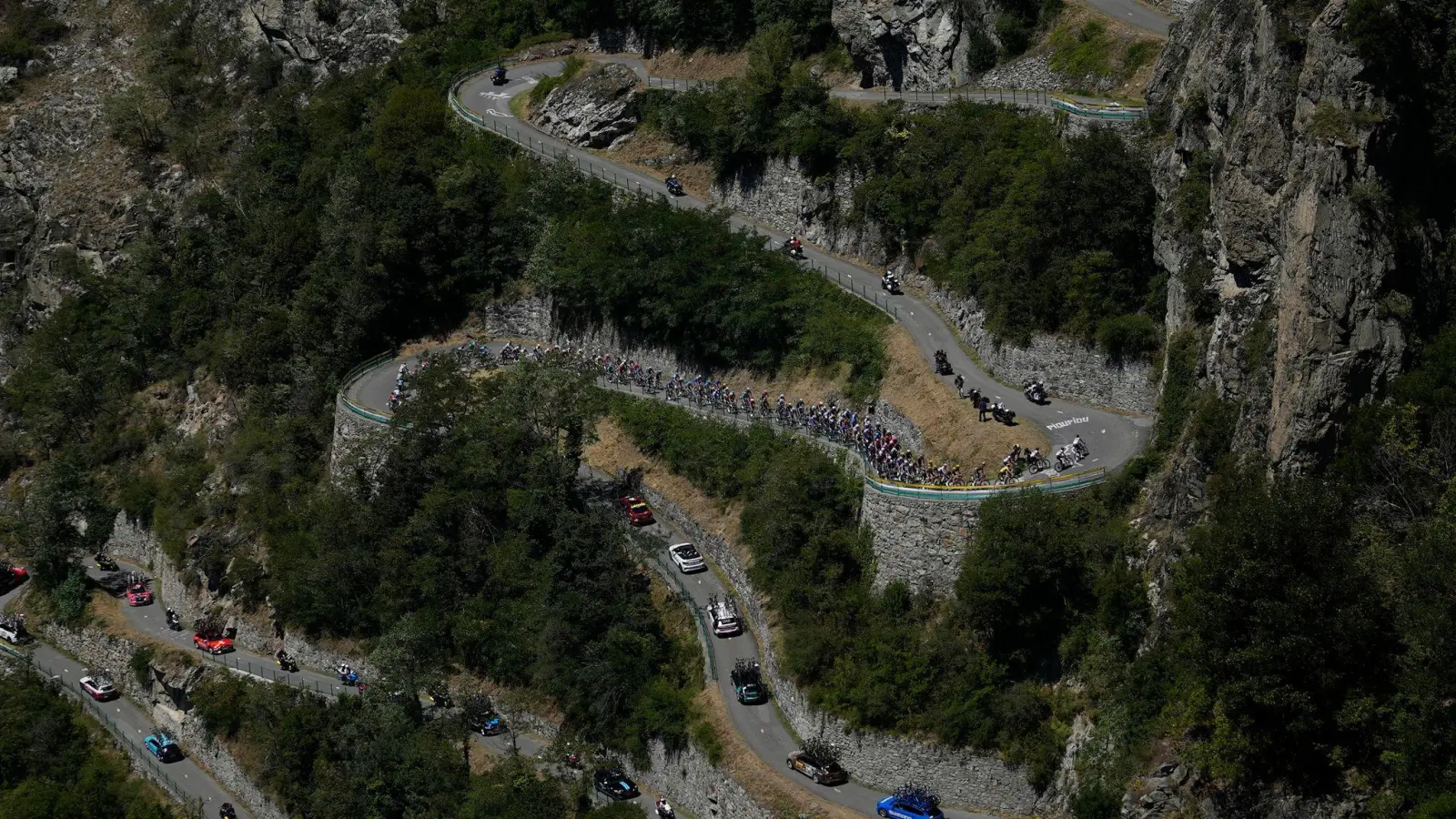 Die Fahrer erklimmen auf der elften Etappe die Lacets de Montvernier. (Foto: Thibault Camus/AP/dpa)